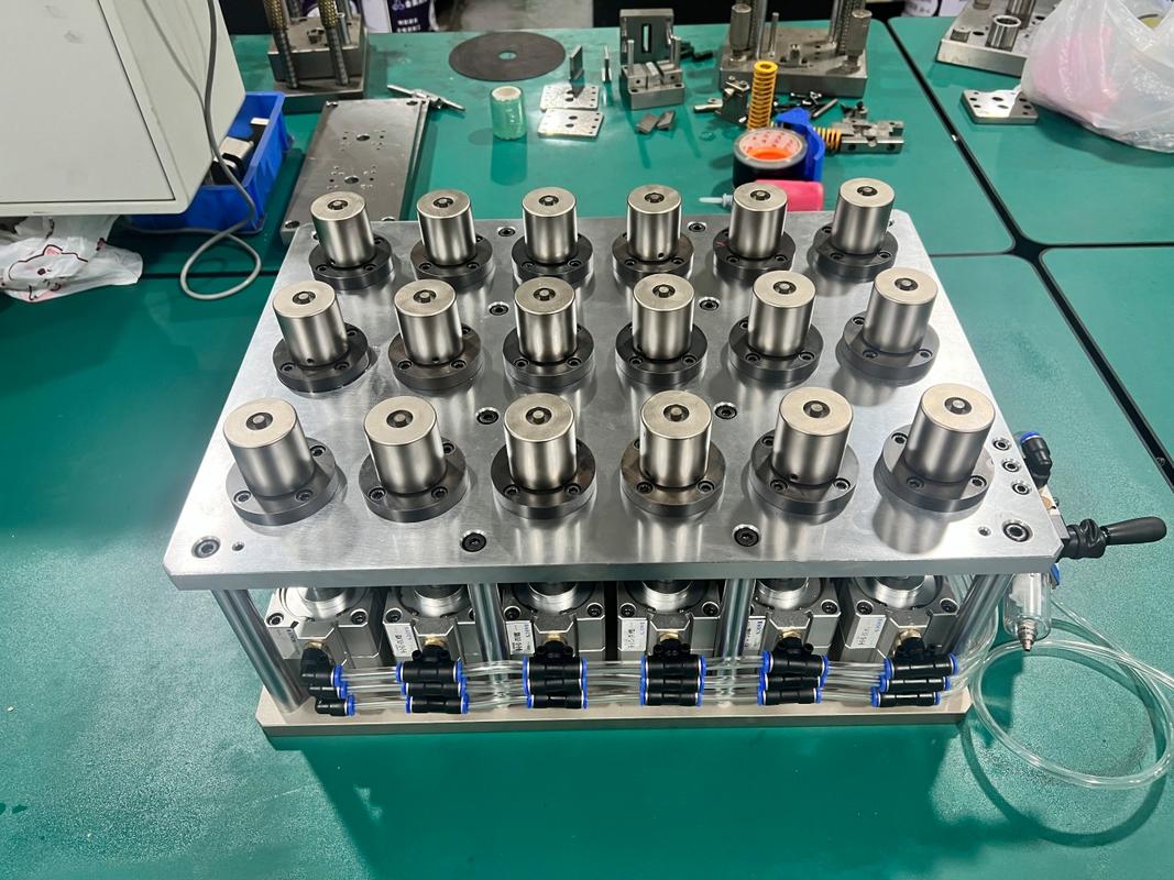 工厂里整齐排列的标准工装夹具模组