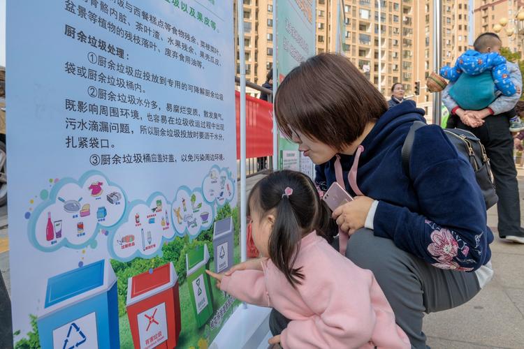 城市小学学生带领家长进行垃圾分类指导