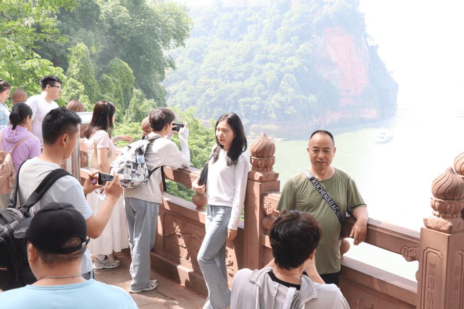 乐山大佛景区正门口游客合影图
