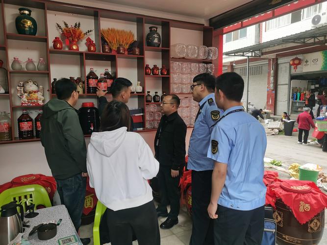 市场监管局查处商品虚假宣传现场图