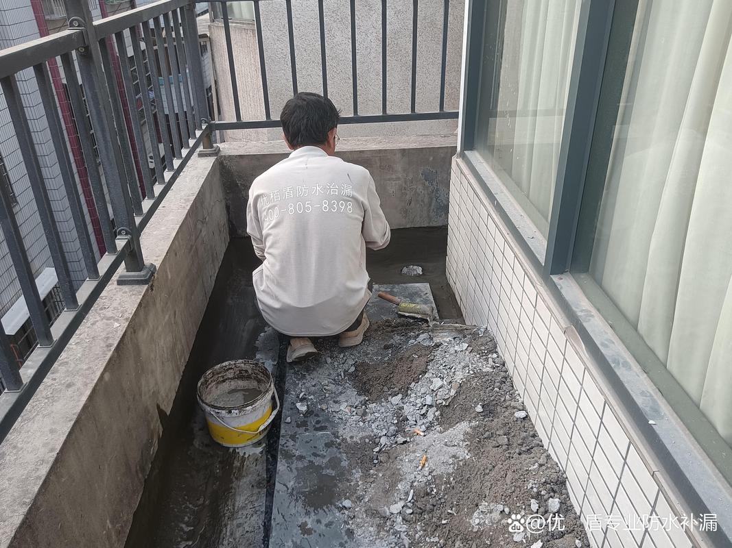 阳台砸砖重新做防水施工现场