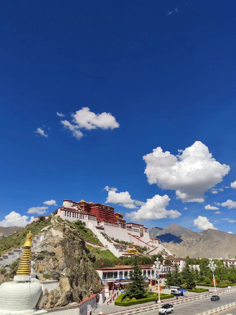 2. 布达拉宫站:别只拍正面,绕到后面药王山看看