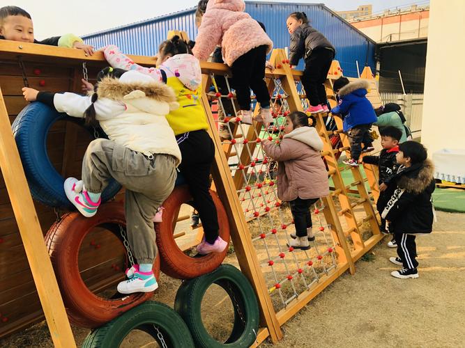 学生在自由活动区域玩攀爬架的大课间