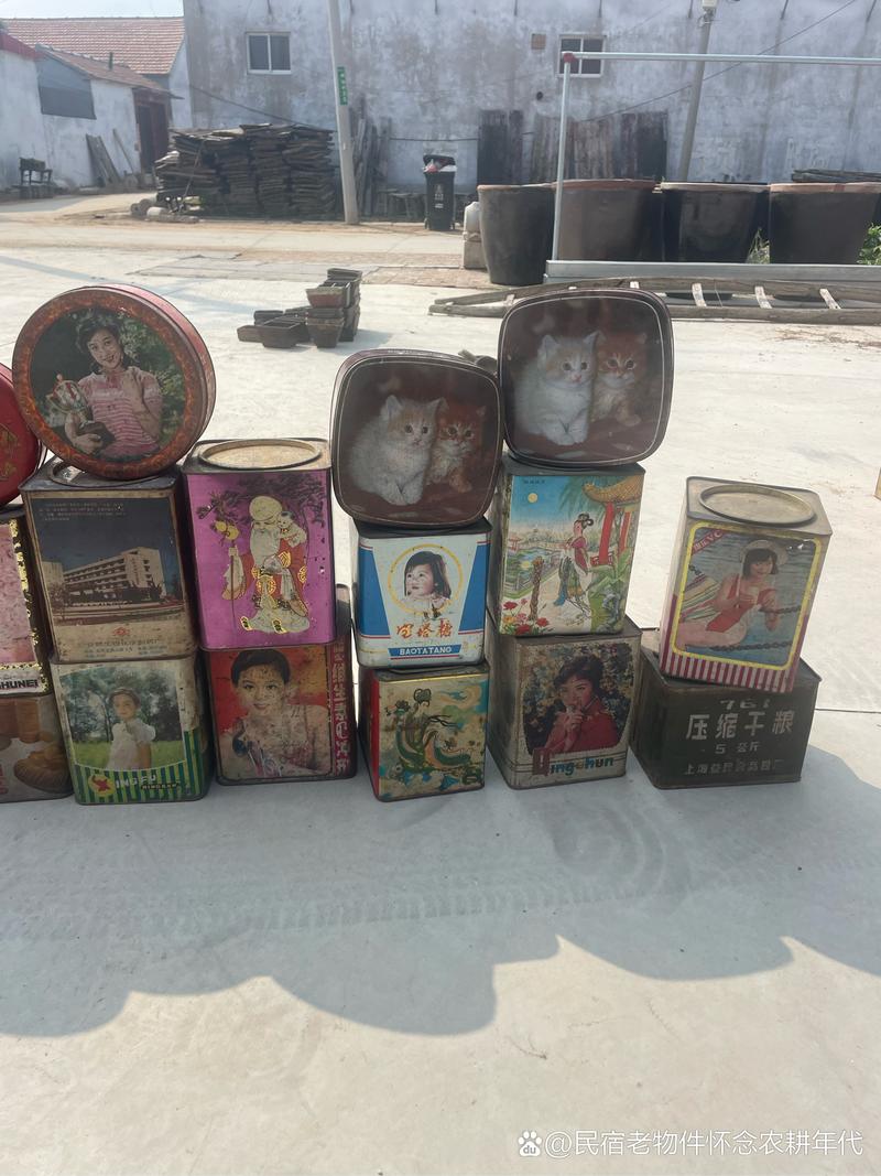 家庭档案馆旧箱子里收藏的儿童成长纪念品