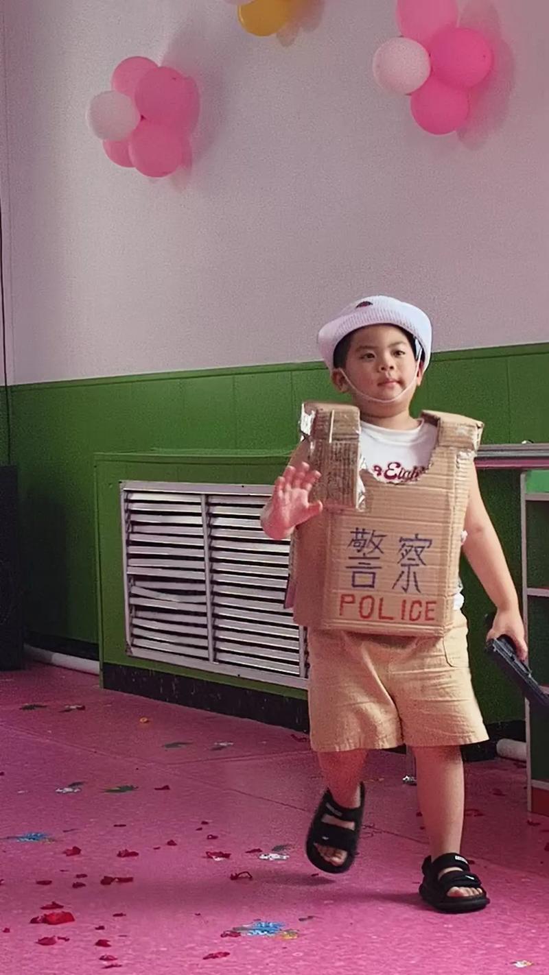 幼儿在教室角落里穿上自制服装表演绘本剧