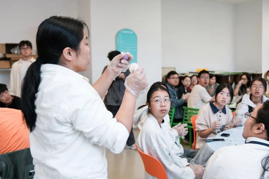 工业园区外来务工父母中秋和孩子视频画面