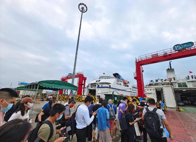 夏季海边客运轮渡码头候船区场景