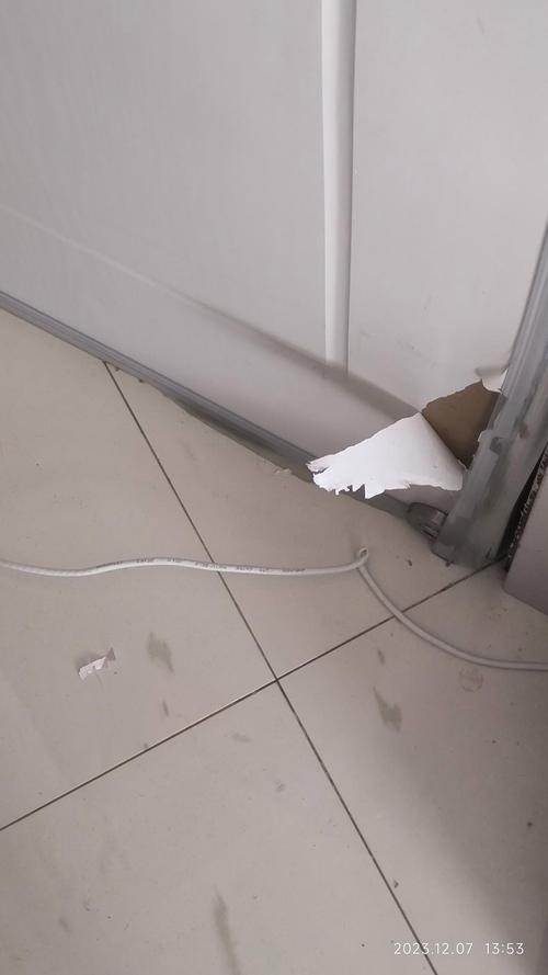 猫咪分离焦虑挠坏的卧室门实拍