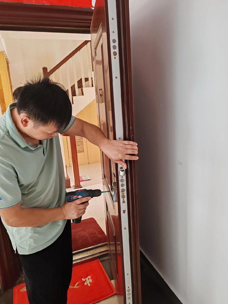 装修师傅安装智能门锁现场图