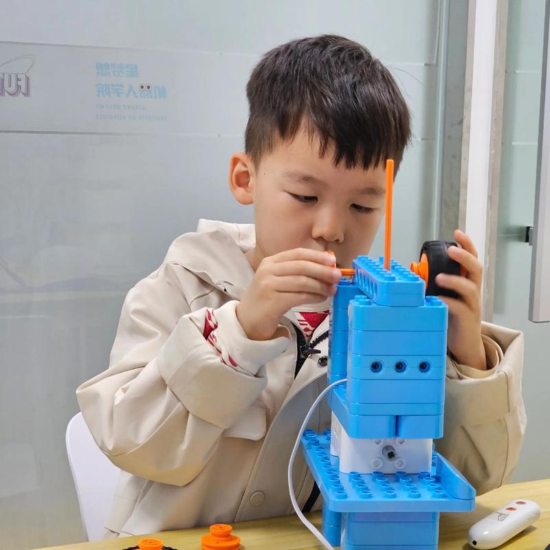 儿童机器人编程课堂动手搭建场景