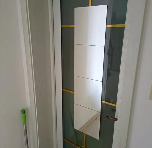 出租屋免钉胶固定全身镜施工细节图