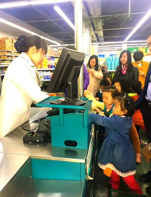 家庭场景下宝宝角色扮演超市购物游戏
