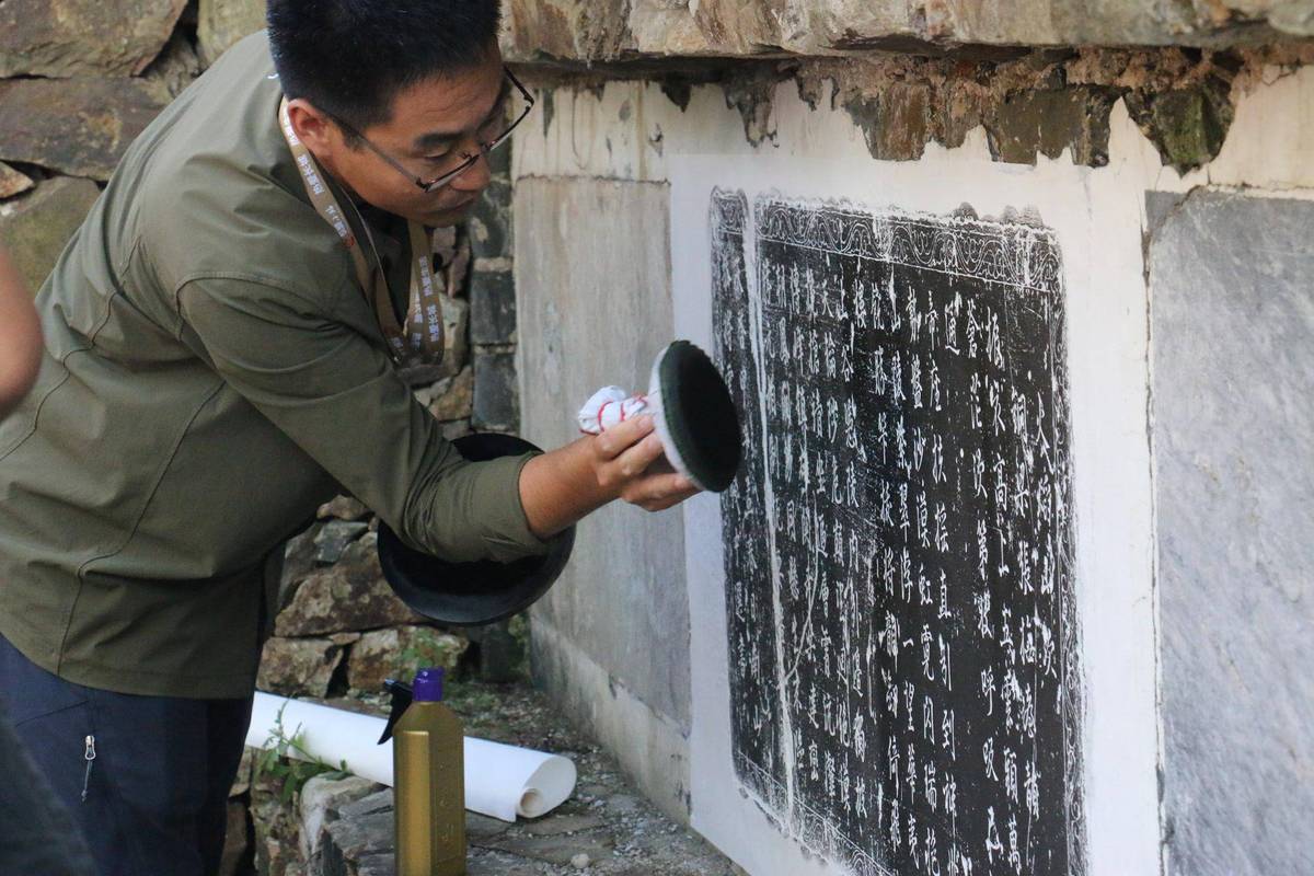 游客擅自拓印西安碑林古石碑现场图