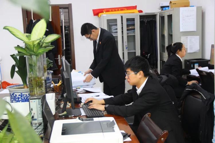 继承律所接待当事人整理材料的桌面场景