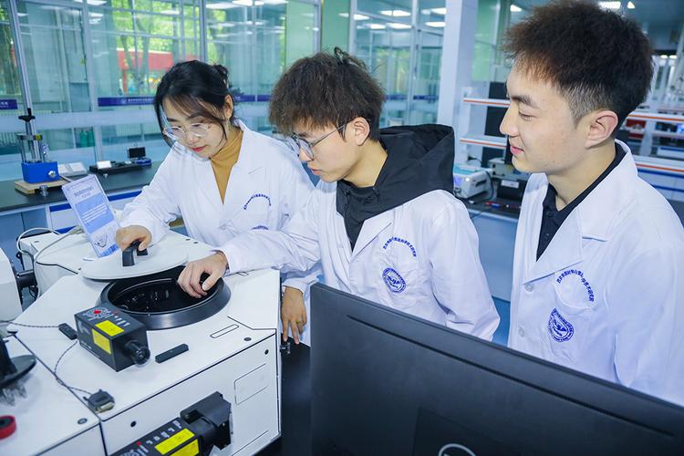 现代化大学科技园共享实验室环境，年轻创业者交流创意