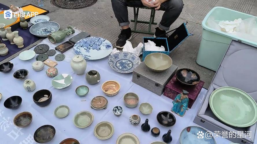 德州古玩地摊上摆放的老粗瓷碎块和旧粮票摊面