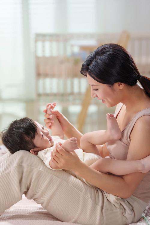 母亲握住孩子手指轻触热水杯口感受热气场景
