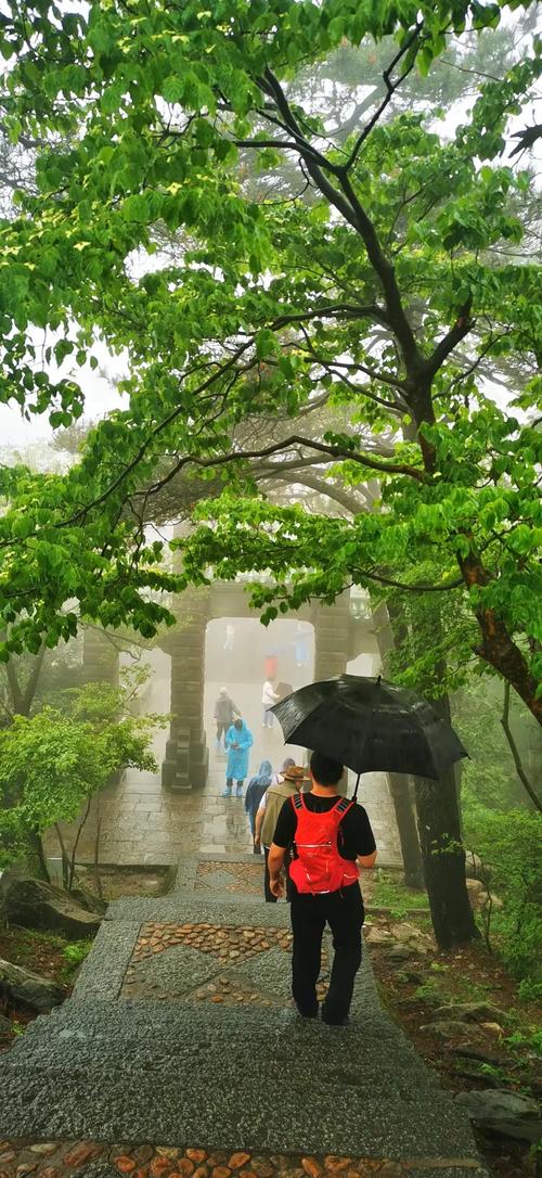 避暑山庄万壑松风抄手游廊雨天行人背影