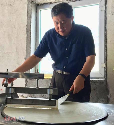 那个坚持用焊接滚筒的厂长，后来改行卖煎饼了