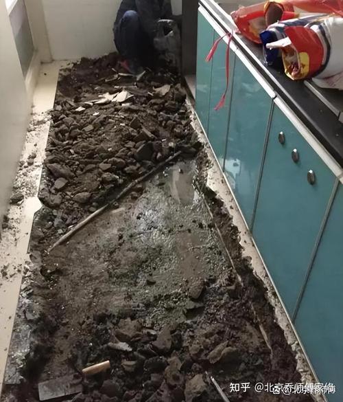 南京老房装修厨房开槽破坏防水层现场图
