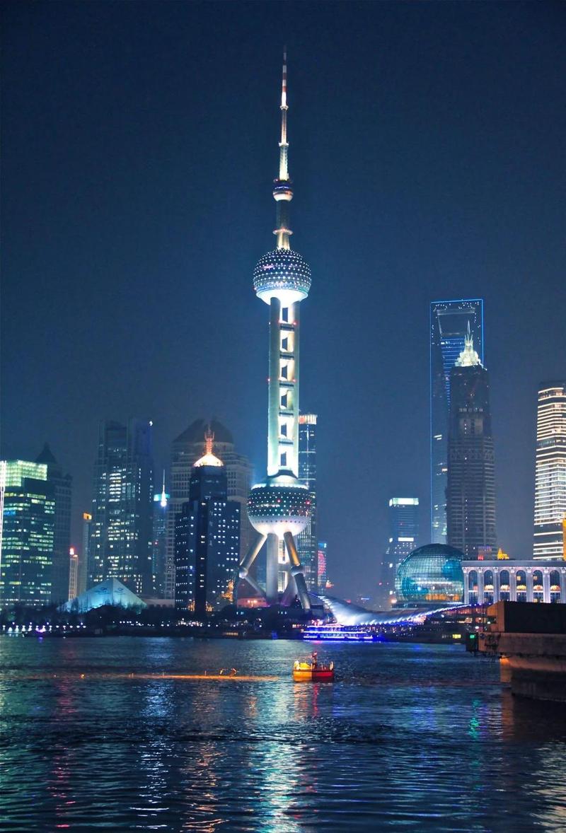 上海东方明珠悬空观光廊俯瞰黄浦江夜景