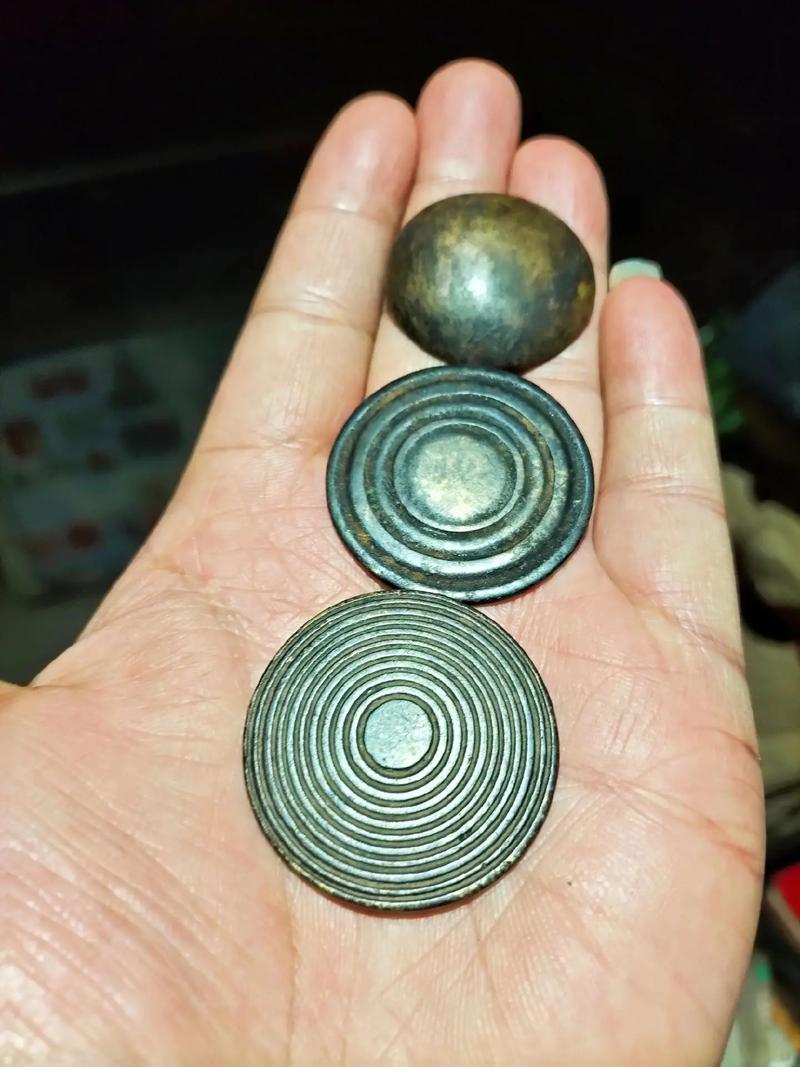 家庭博物馆中带孩子掌印的工业铝锭藏品