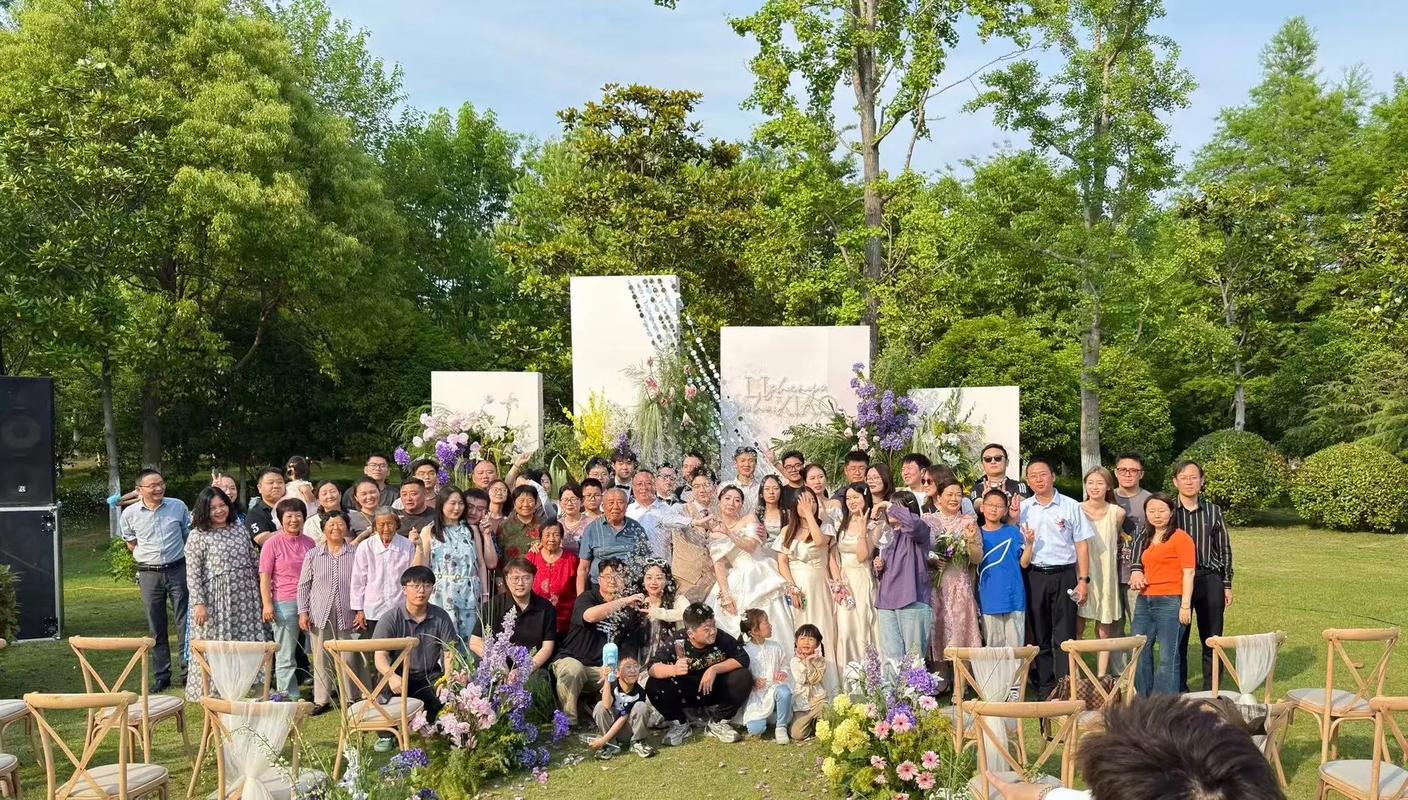 户外午宴婚礼自然光下宾客互动