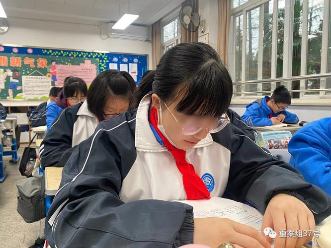 中学晚自修学生摊开多科试卷做优先级标记