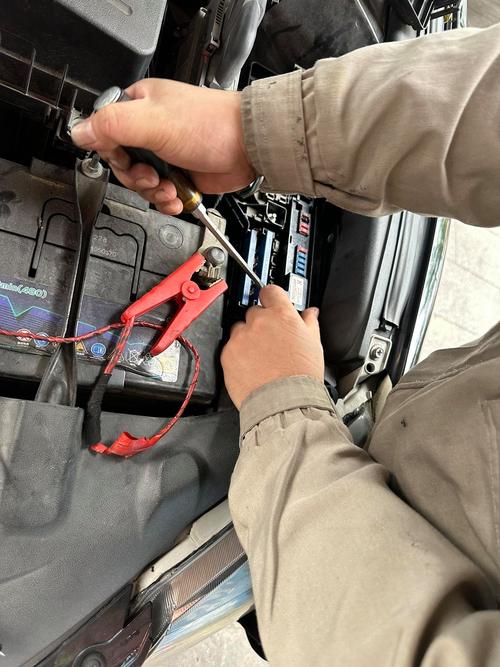 汽修厂师傅检查汽车车灯线路虚接现场