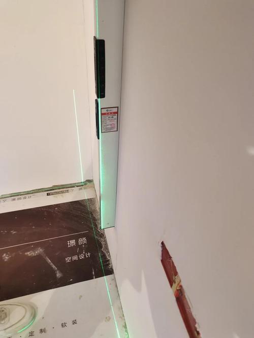 石膏板吊顶验收时用水平尺检查平整度
