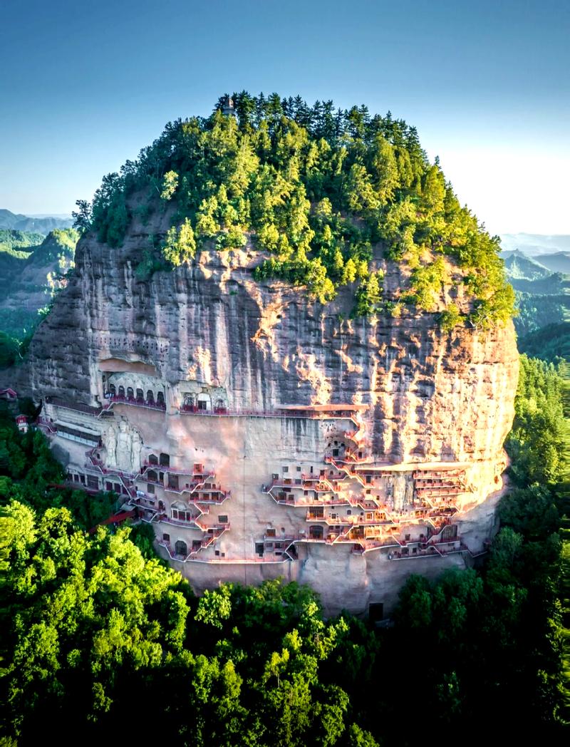 麦积山石窟清晨雾中悬崖佛窟远景