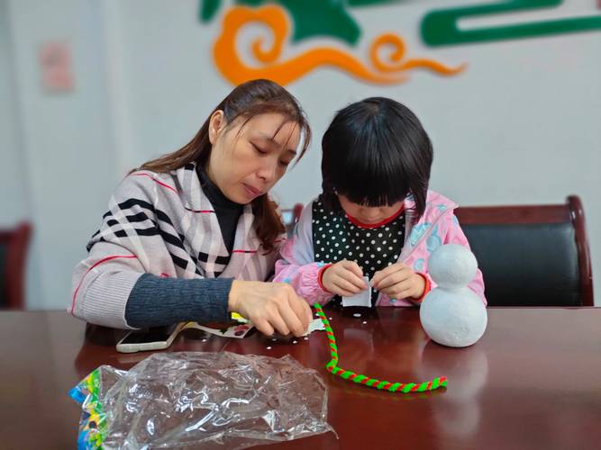 家长陪孩子一起做手工遇到困难时耐心指导的示意图