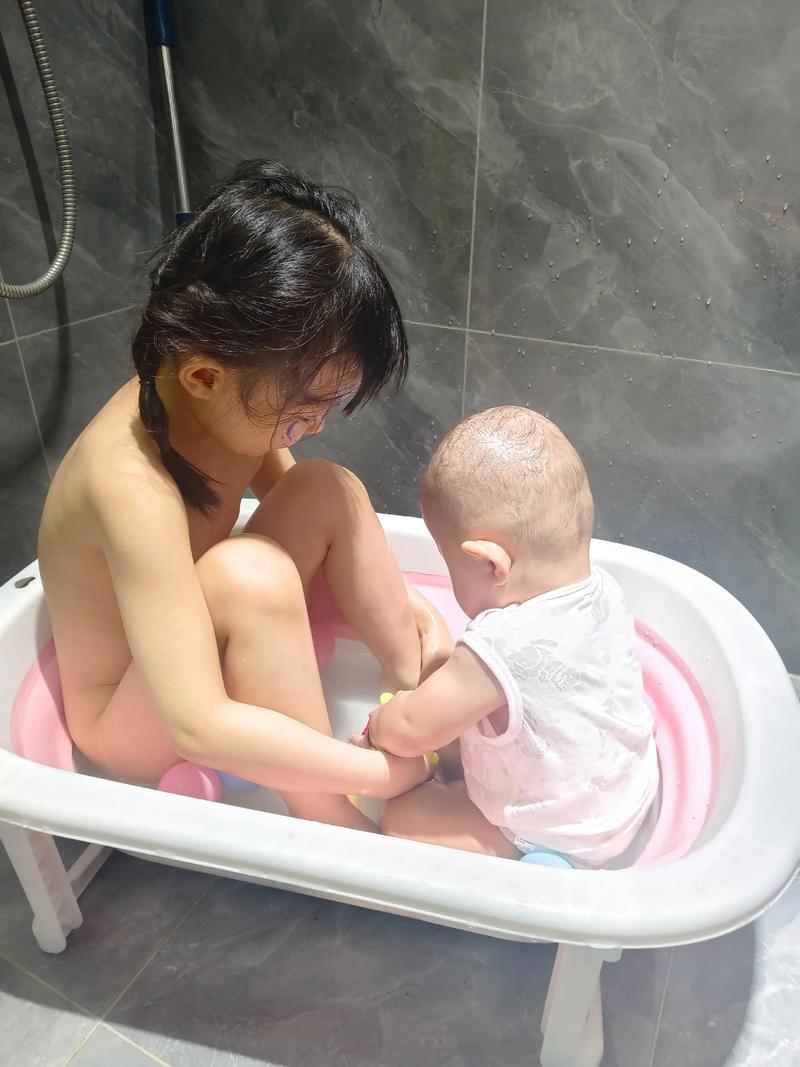 温柔教养 妈妈蹲下安抚超市哭闹的小孩