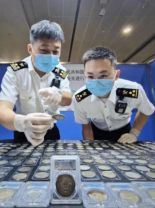 上海海关查获非法进境文物现场清点