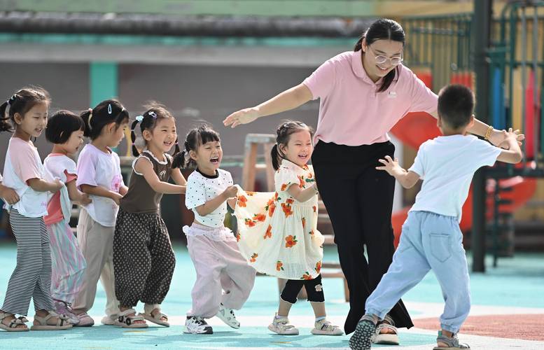 幼儿园教师带着孩子们做游戏温馨场景