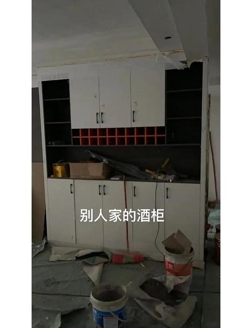 开放式酒柜满墙翻车案例对比