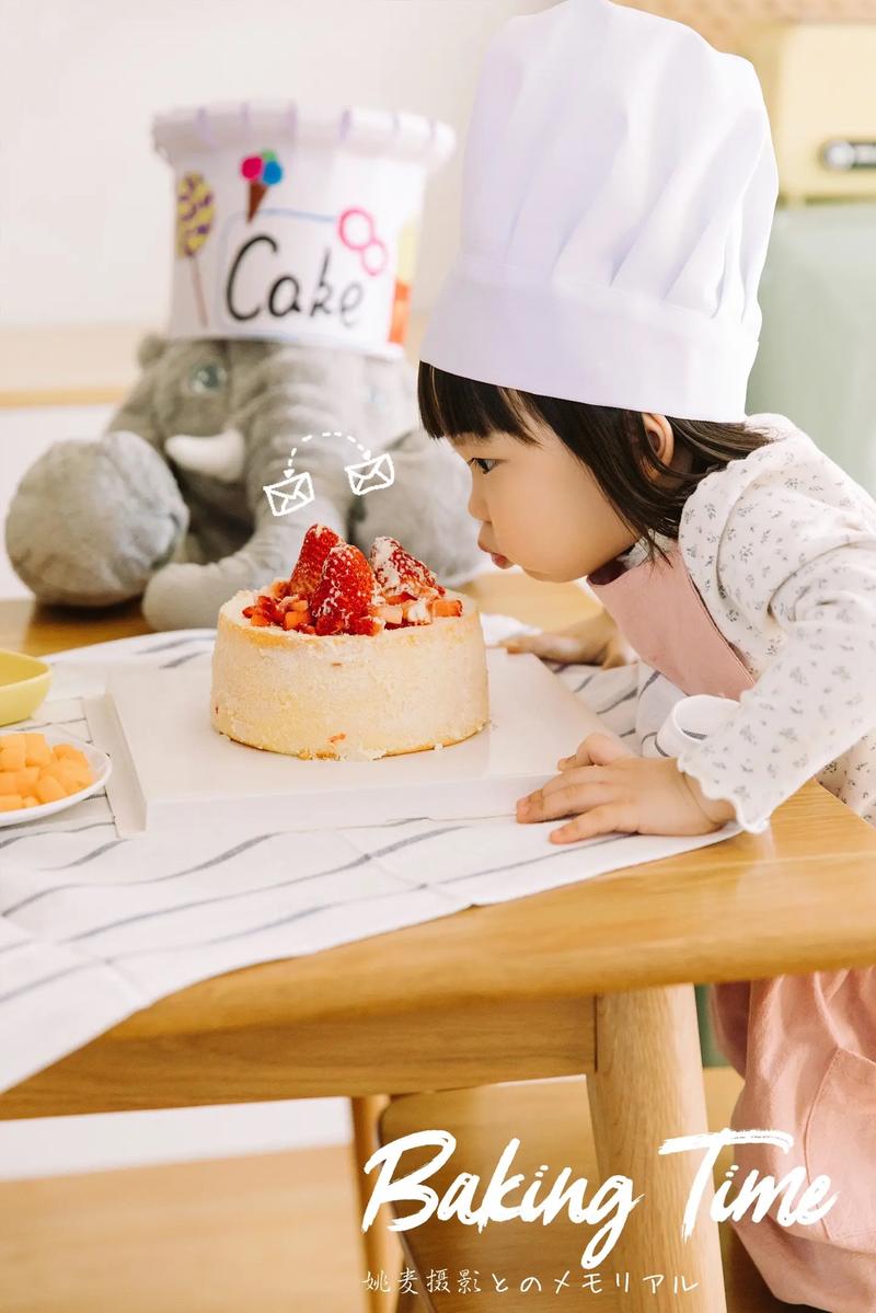 妈妈用手机拍下幼儿吃蛋糕满脸奶油的瞬间