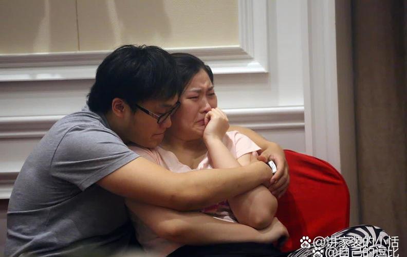 新手爸爸蹲下倾听产后抑郁妻子倾诉场景图