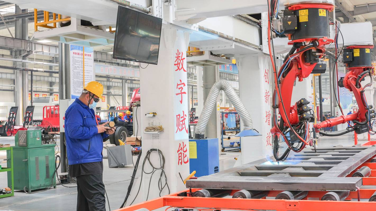 汽车零部件车间工人操作工业数字平台移动终端