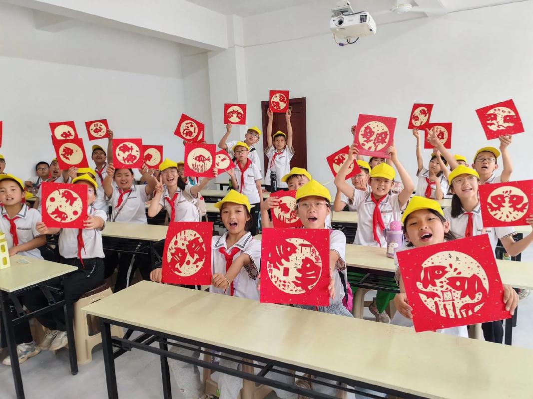 乡村小学美育支教志愿者教孩子剪纸