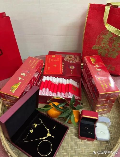 婚礼上新郎给男宾递中华烟近景