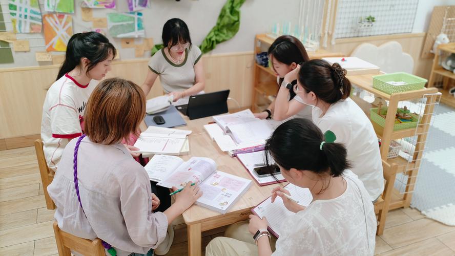 小学教室小班化课堂分组讨论场景
