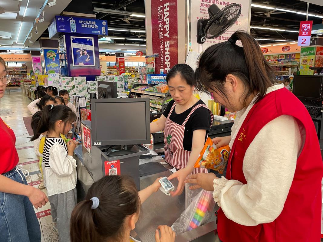 家长蹲在文具店柜台边和孩子一起算零花钱账的日常场景