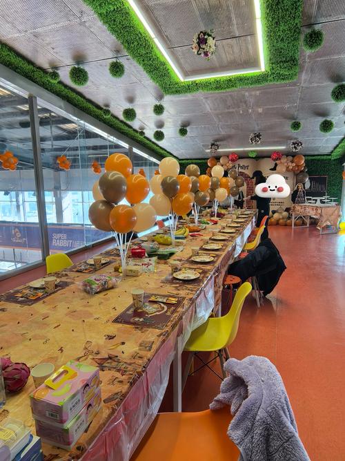 生日派对室内抢椅子游戏现场气氛热闹图