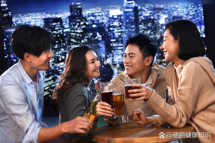 社交场合中两人自然沉默微笑喝啤酒