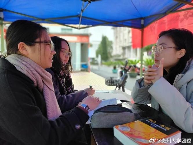 大学法律诊所学生为居民提供免费咨询