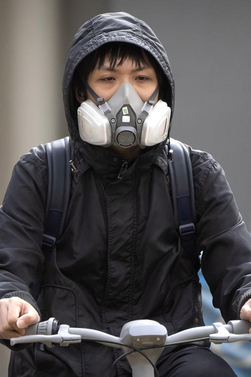沙尘暴中的北京街道行人戴口罩