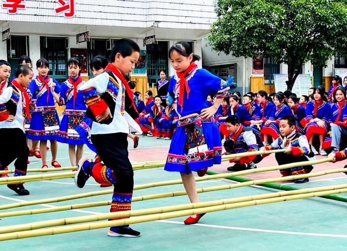 大课间活动跳竹竿舞的欢乐学生