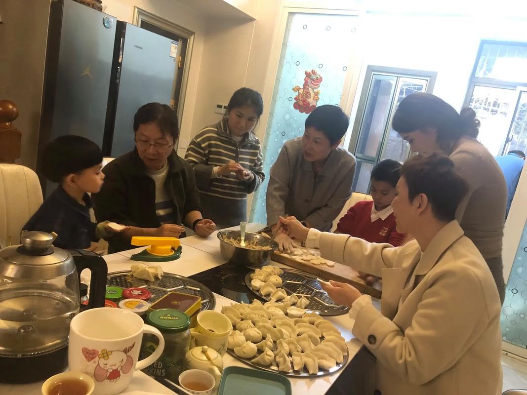 祖孙一起包冬至幸运饺子传统家庭仪式
