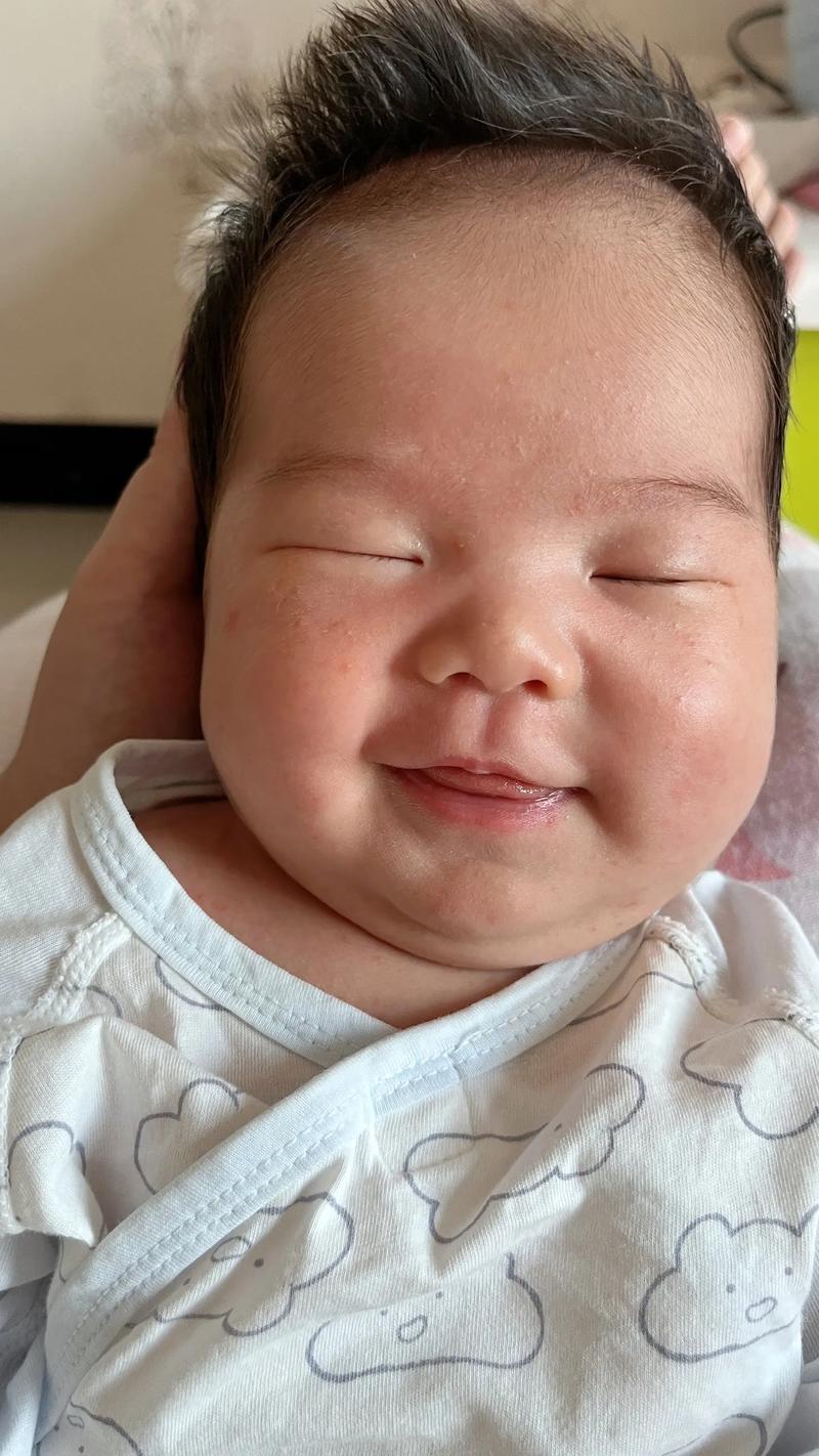 妈妈半夜用手机微光拍摄宝宝第一次微笑
